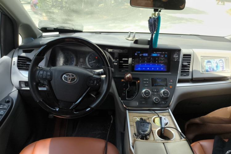 Used Toyota SIENNA 2019 3.5L Two-Wheel Drive LE Trim 7 Seats U.S. Specification Center Console