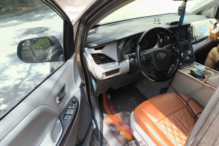 Used Toyota SIENNA 2019 3.5L Two-Wheel Drive LE Trim 7 Seats U.S. Specification Driver Seat