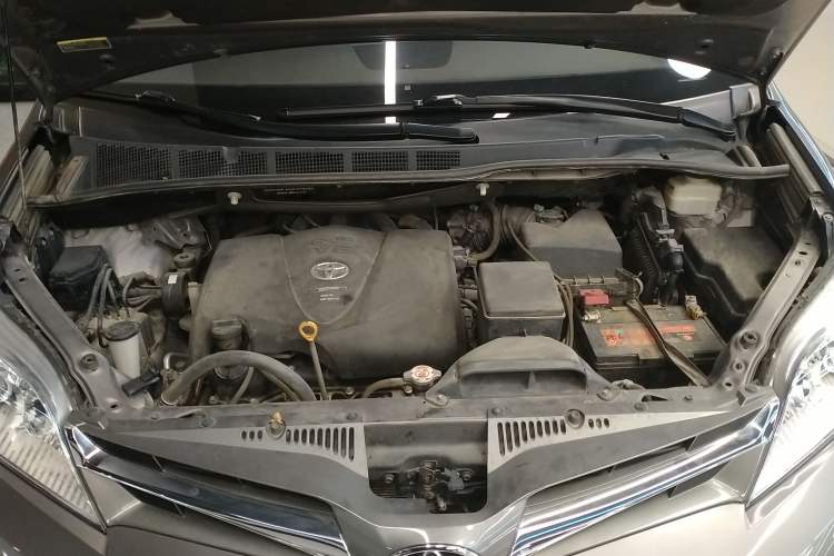 Used Toyota SIENNA 2019 3.5L Two-Wheel Drive LE Trim 7 Seats U.S. Specification Engine Bay