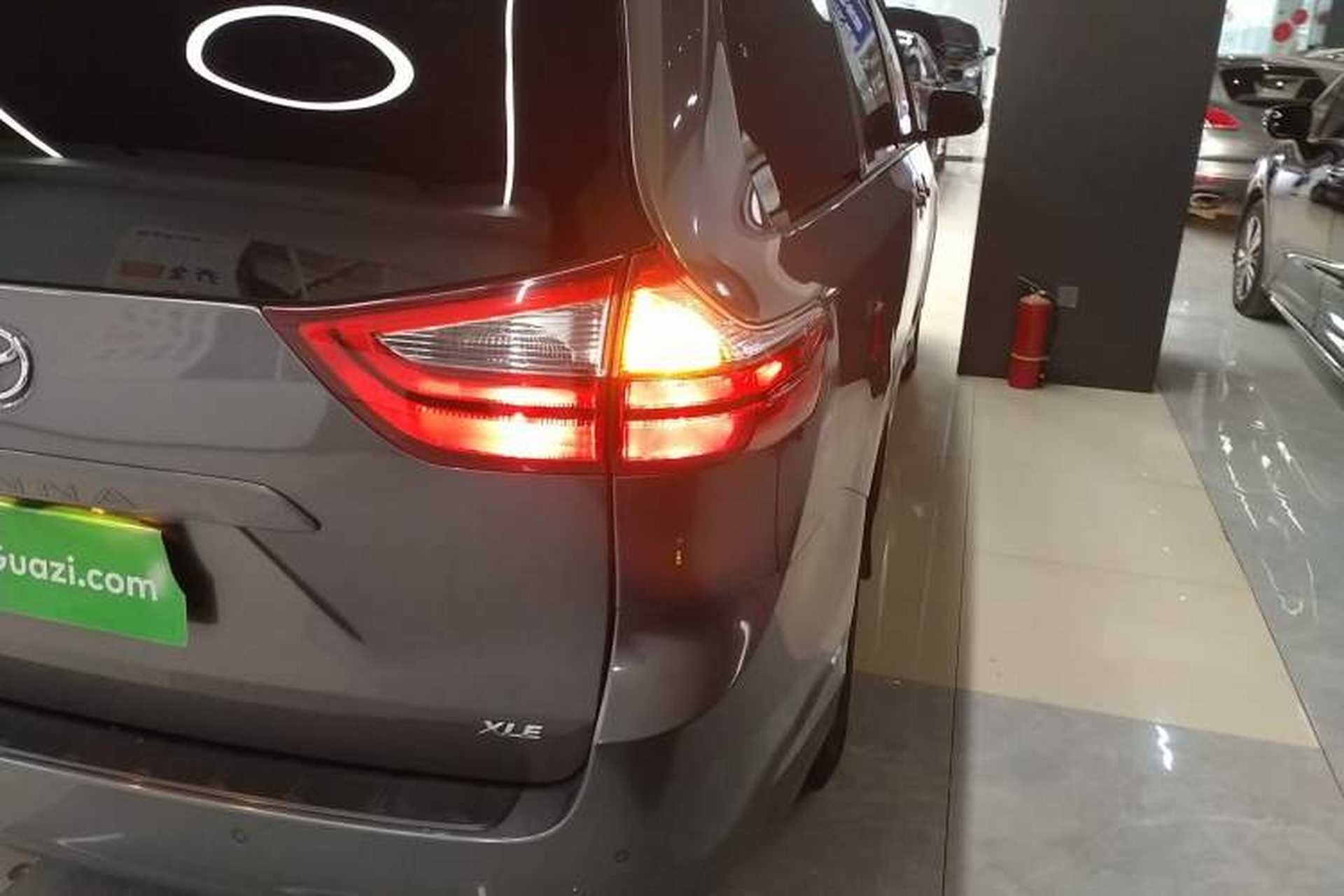 Used Toyota SIENNA 2019 3.5L Two-Wheel Drive LE Trim 7 Seats U.S. Specification Exterior 1