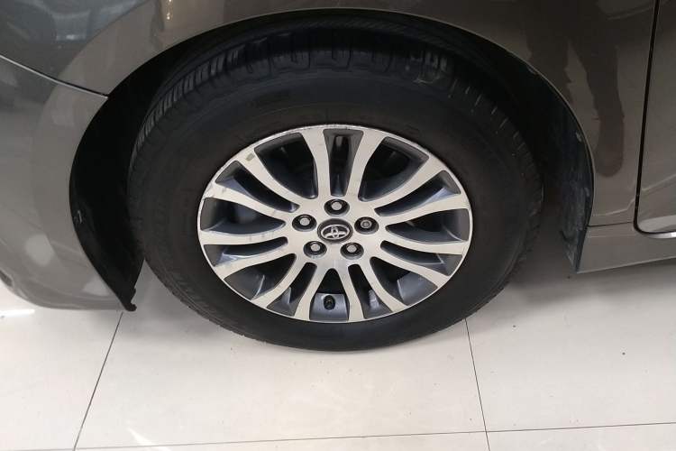 Used Toyota SIENNA 2019 3.5L Two-Wheel Drive LE Trim 7 Seats U.S. Specification Exterior 2