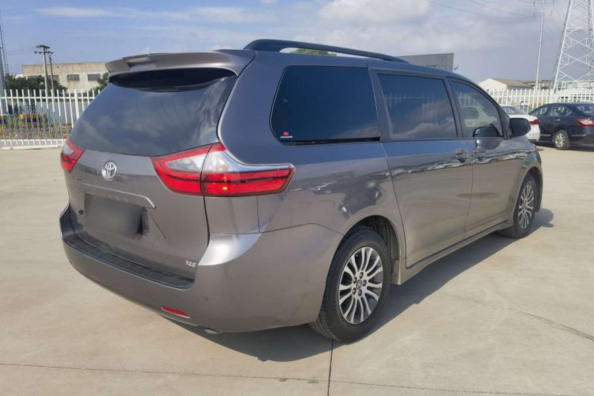 Used Toyota SIENNA 2019 3.5L Two-Wheel Drive LE Trim 7 Seats U.S. Specification Exterior 6