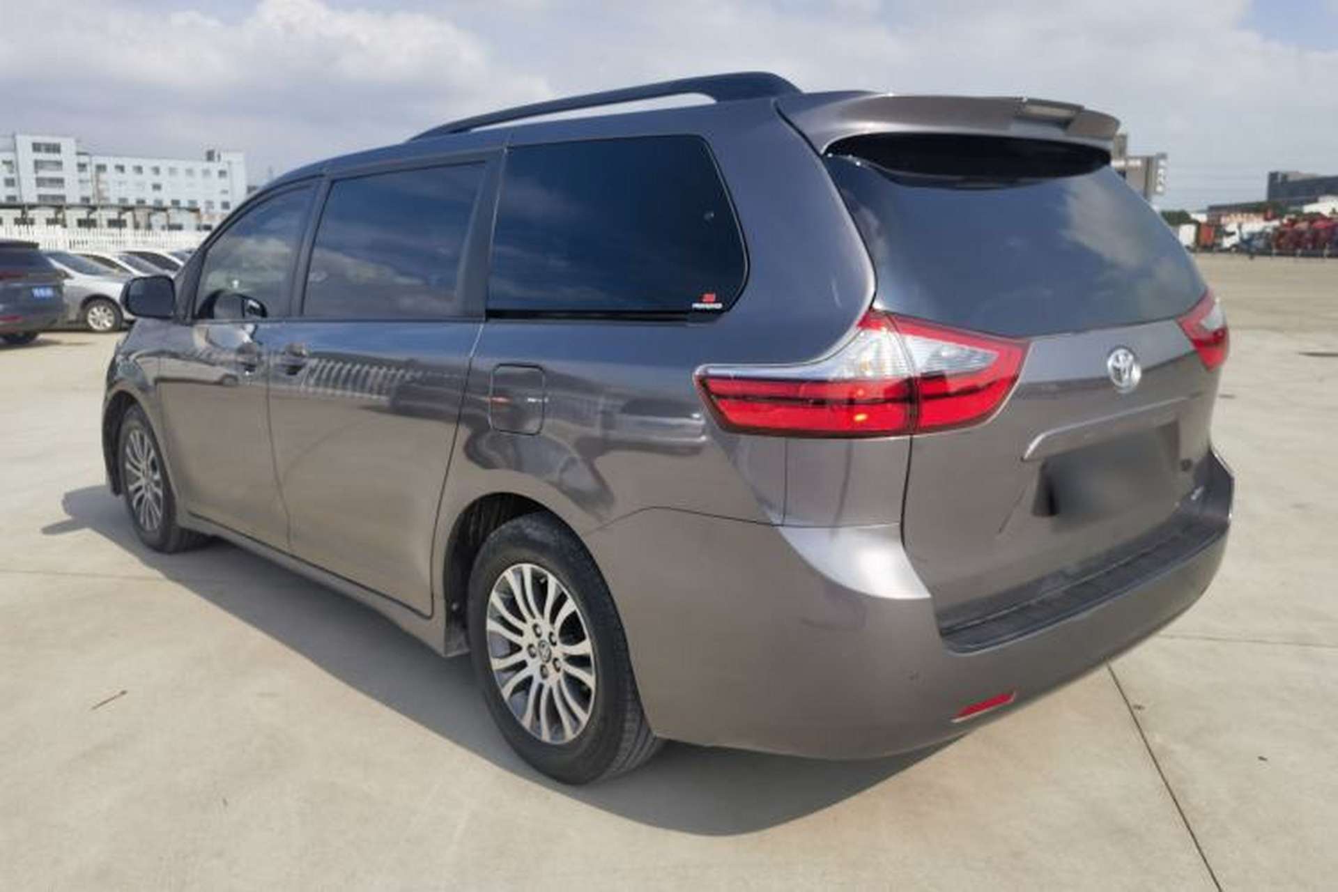 Used Toyota SIENNA 2019 3.5L Two-Wheel Drive LE Trim 7 Seats U.S. Specification Exterior 8