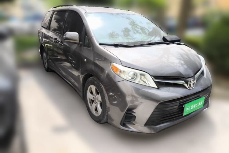 Used Toyota SIENNA 2019 3.5L Two-Wheel Drive LE Trim 7 Seats U.S. Specification Front Right 45 Deg