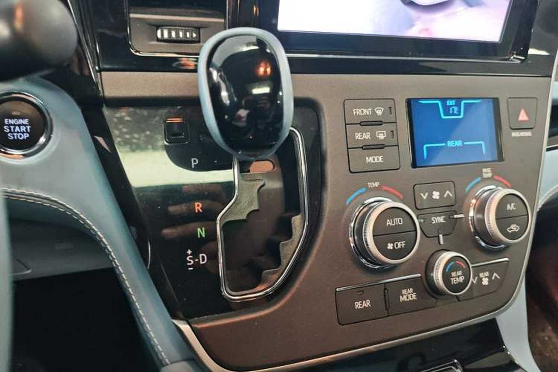 Used Toyota SIENNA 2019 3.5L Four-Wheel Drive XLE 7 Seats U.S. Specification Gear Lever