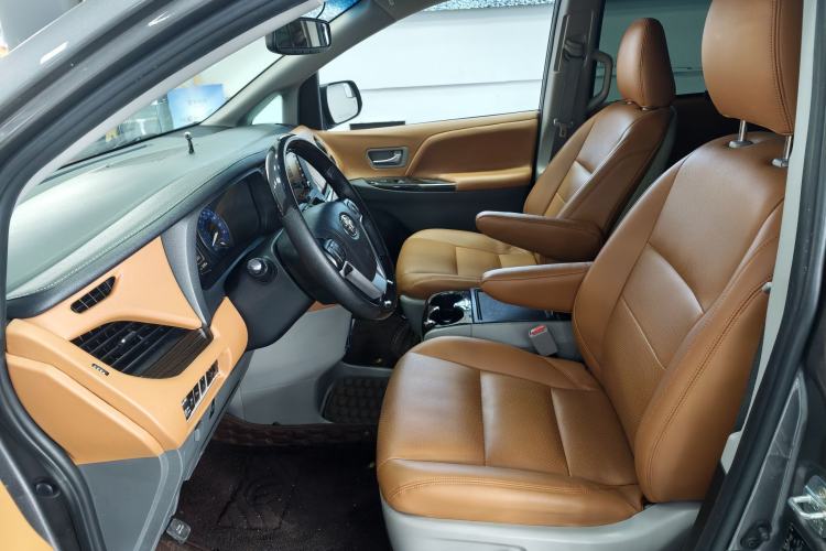 Used Toyota SIENNA 2019 3.5L Two-Wheel Drive LE Trim 7 Seats U.S. Specification Interior 3
