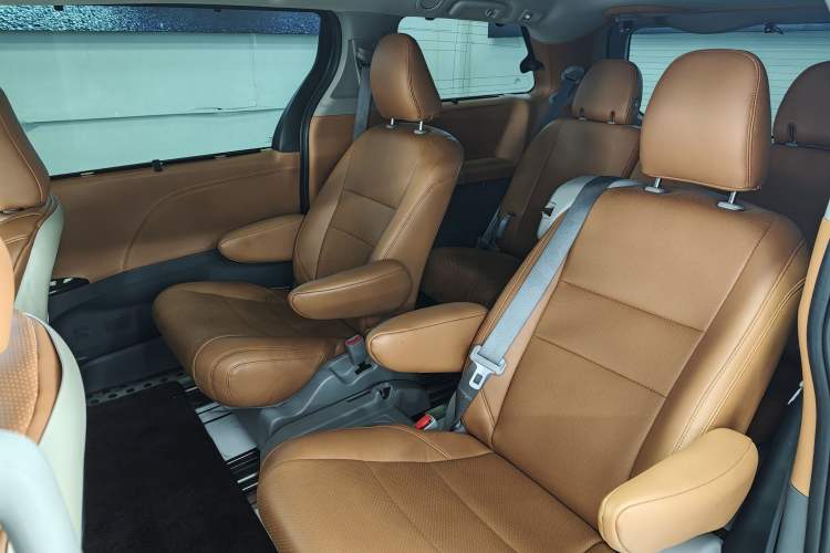 Used Toyota SIENNA 2019 3.5L Two-Wheel Drive LE Trim 7 Seats U.S. Specification Interior 4