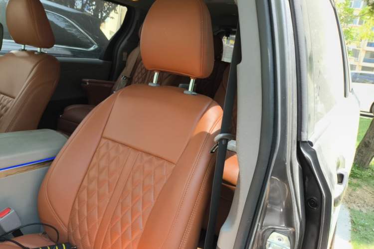 Used Toyota SIENNA 2019 3.5L Two-Wheel Drive LE Trim 7 Seats U.S. Specification Left Front Seat