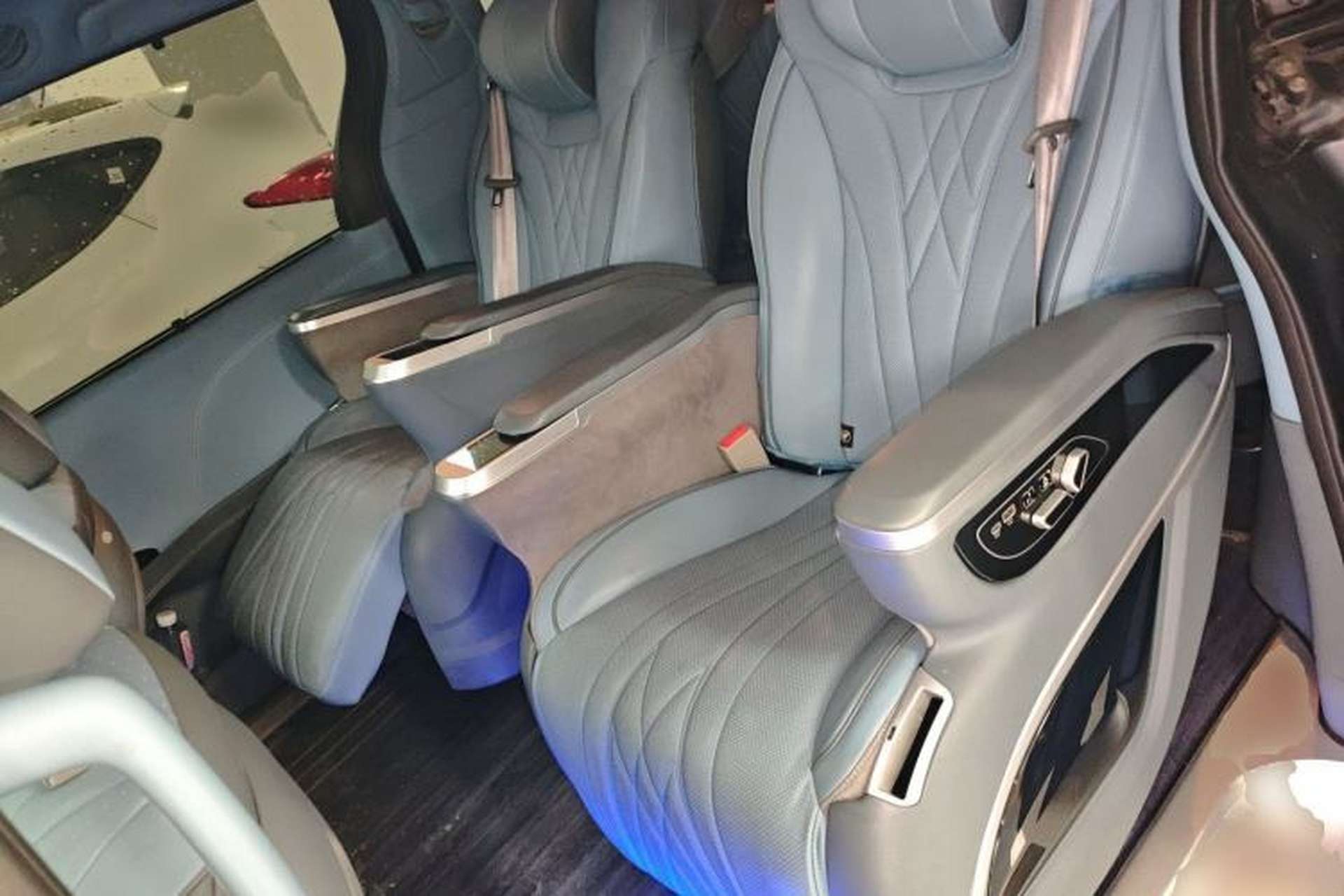 Used Toyota SIENNA 2019 3.5L Four-Wheel Drive XLE 7 Seats U.S. Specification Left Rear Seat