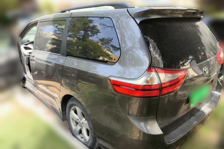 Used Toyota SIENNA 2019 3.5L Two-Wheel Drive LE Trim 7 Seats U.S. Specification Rear Left 45 Deg