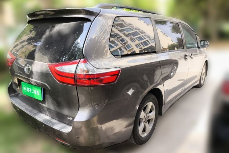Used Toyota SIENNA 2019 3.5L Two-Wheel Drive LE Trim 7 Seats U.S. Specification Rear Right 45 Deg
