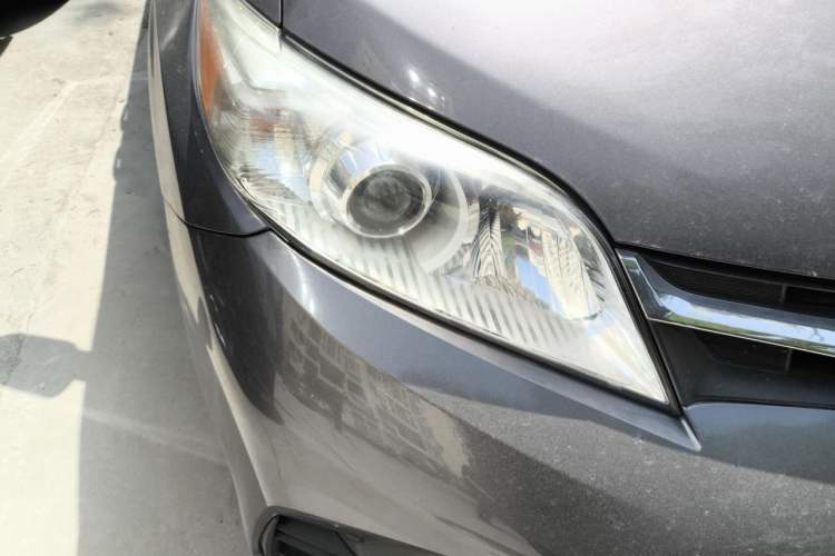 Used Toyota SIENNA 2019 3.5L Two-Wheel Drive LE Trim 7 Seats U.S. Specification Right Front Headlight