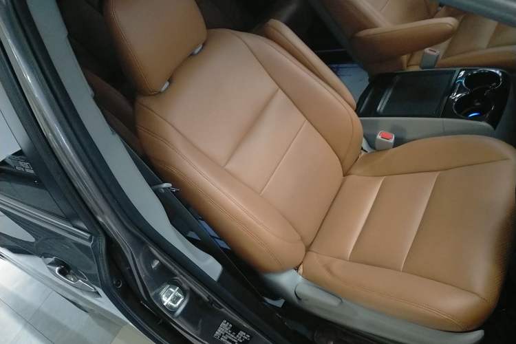 Used Toyota SIENNA 2019 3.5L Two-Wheel Drive LE Trim 7 Seats U.S. Specification Right Front Seat