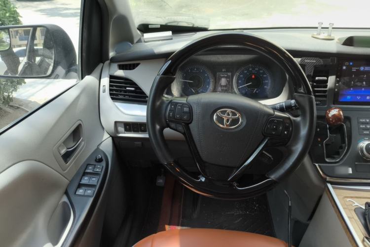 Used Toyota SIENNA 2019 3.5L Two-Wheel Drive LE Trim 7 Seats U.S. Specification Steering Wheel