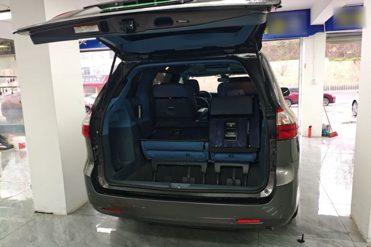 Used Toyota SIENNA 2019 3.5L Four-Wheel Drive XLE 7 Seats U.S. Specification Trunk