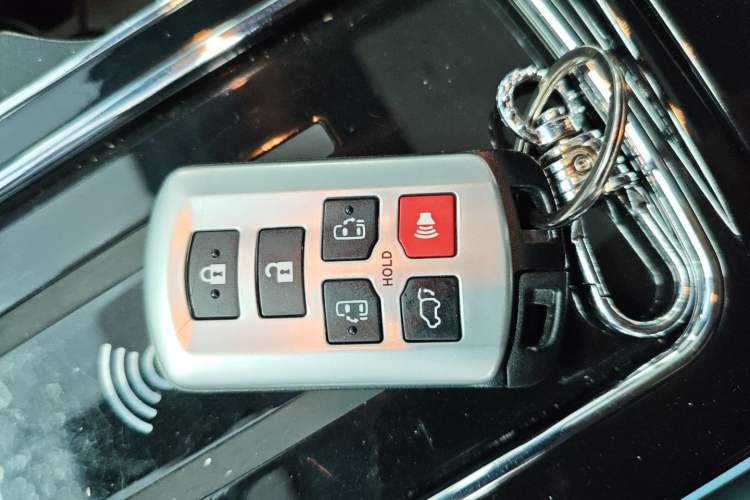 Used Toyota SIENNA 2019 3.5L Four-Wheel Drive XLE 7 Seats U.S. Specification Vehicle Key