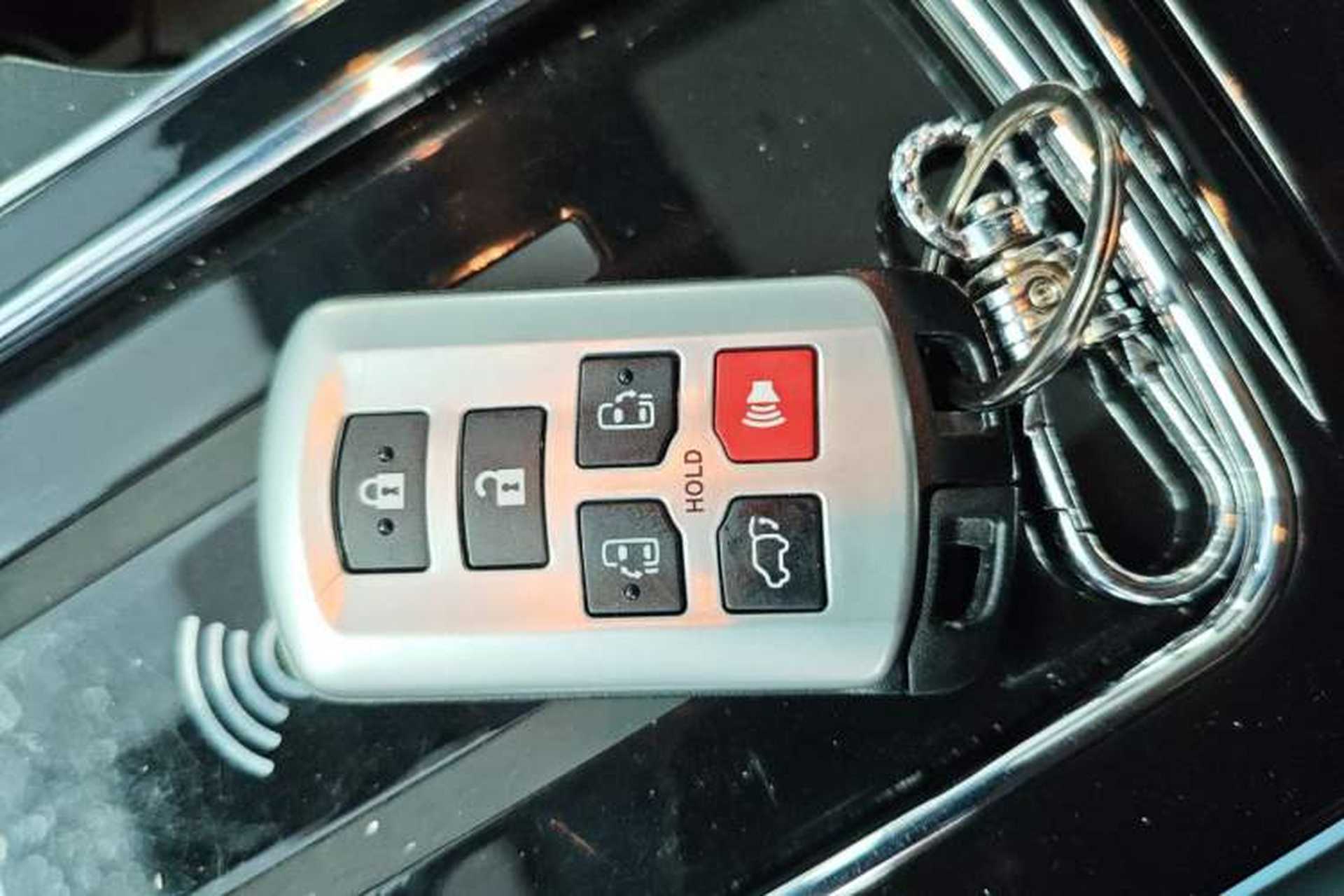 Used Toyota SIENNA 2019 3.5L Four-Wheel Drive XLE 7 Seats U.S. Specification Vehicle Key