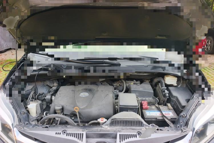 Used Toyota SIENNA  Engine Bay