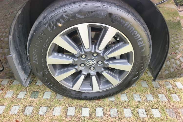 Used Toyota SIENNA  Right Front Wheel Hub