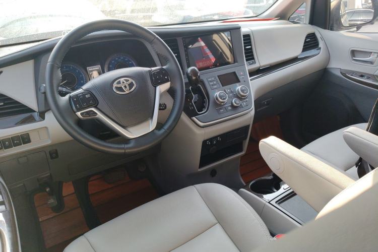 Used Toyota SIENNA 2019 3.5L Four-Wheel Drive XLE 7 Seats U.S. Specification Center Console
