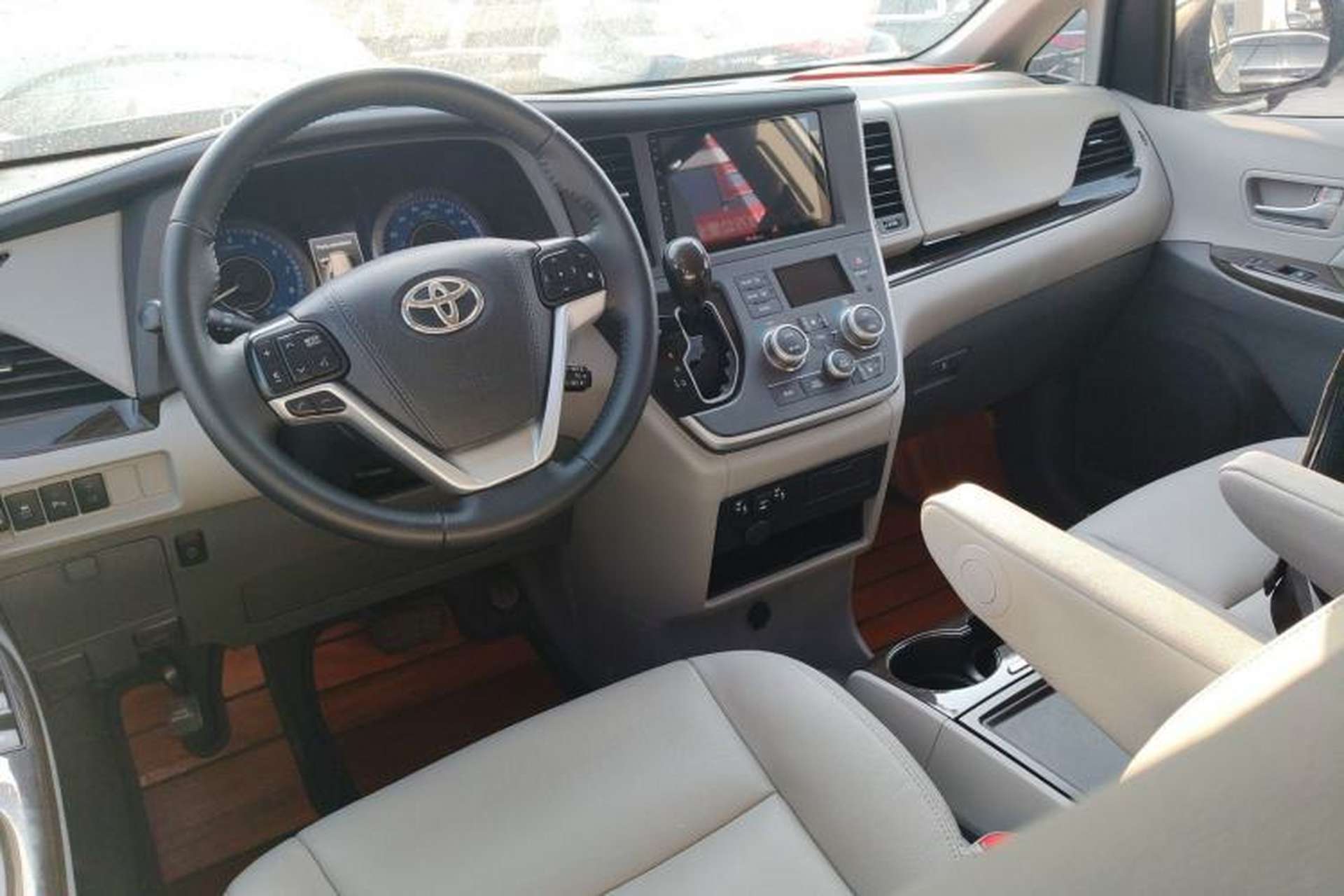 Used Toyota SIENNA 2019 3.5L Four-Wheel Drive XLE 7 Seats U.S. Specification Center Console