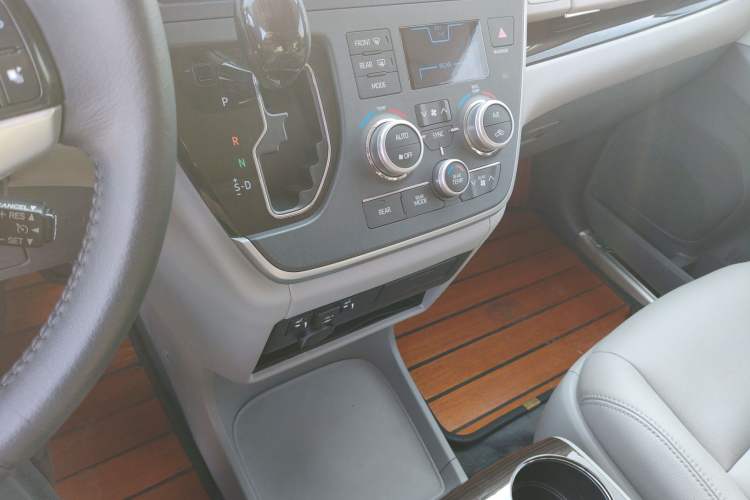 Used Toyota SIENNA 2019 3.5L Four-Wheel Drive XLE 7 Seats U.S. Specification Gear Lever