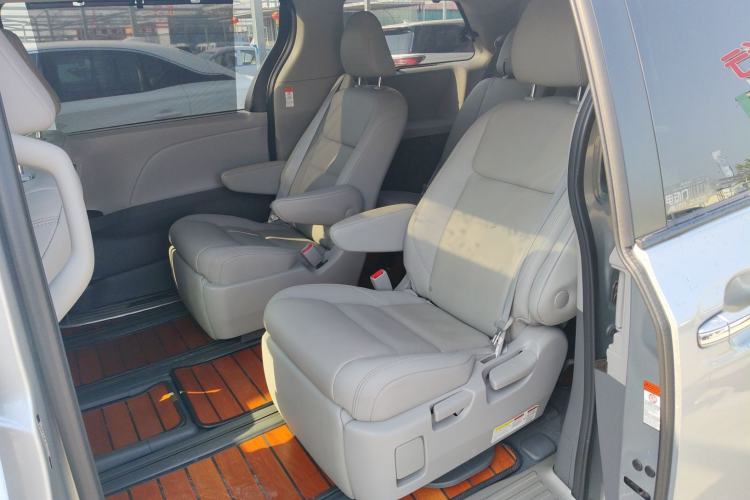 Used Toyota SIENNA 2019 3.5L Four-Wheel Drive XLE 7 Seats U.S. Specification Left Rear Seat