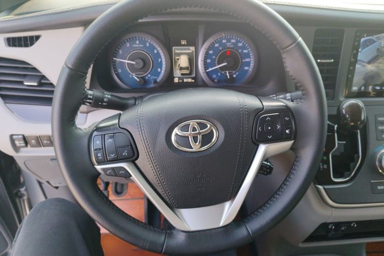 Used Toyota SIENNA 2019 3.5L Four-Wheel Drive XLE 7 Seats U.S. Specification Steering Wheel