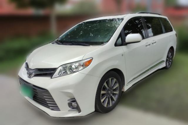 Toyota SIENNA Senna, parallel import, automatic transmission, 3.5-liter engine, two‑wheel drive, seven seats, with sunroof. с пробегом