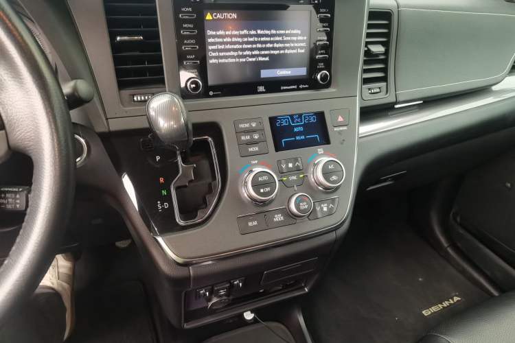 Used Toyota SIENNA 2019 3.5L Four-Wheel Drive SE Version 7-Seater – Canadian Edition Audio And AC Panel