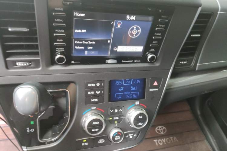 Used Toyota SIENNA 2019 3.5L Four-Wheel Drive Limited 7-Seater Canadian Version Audio And AC Panel