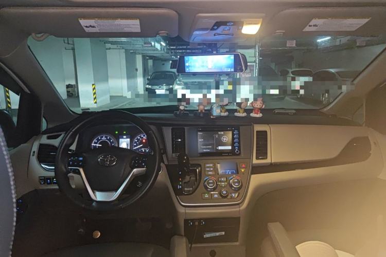 Used Toyota SIENNA 2019 3.5L Two-Wheel Drive XLE 7 Seats U.S. Specification Center Console