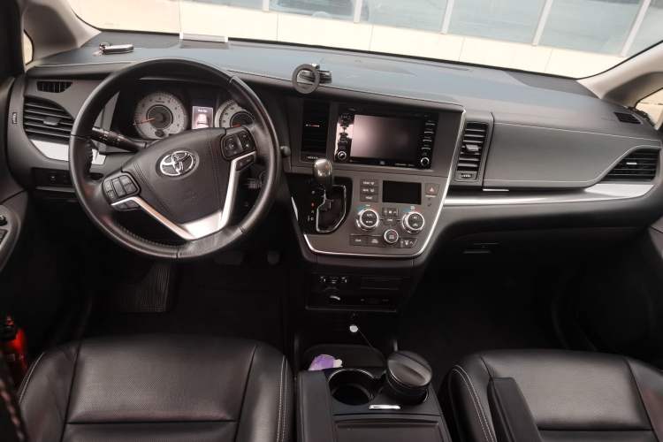 Used Toyota SIENNA 2019 3.5L Four-Wheel Drive SE Version 7-Seater – Canadian Edition Center Console