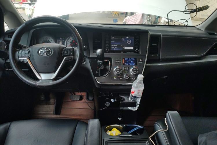 Used Toyota SIENNA 2019 3.5L Four-Wheel Drive Limited 7-Seater Canadian Version Center Console