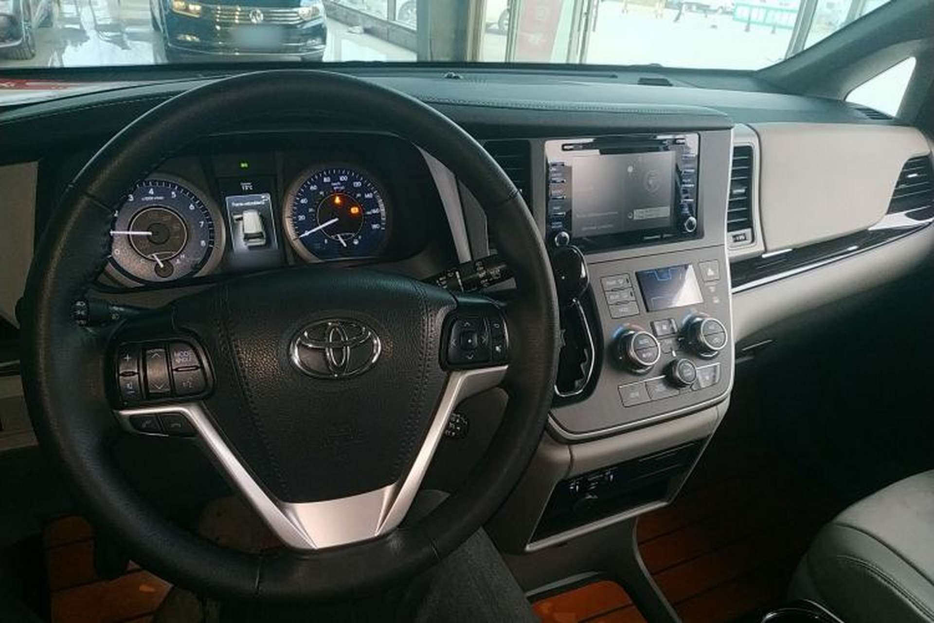 Used Toyota SIENNA 2019 3.5L Two-Wheel Drive LE Trim 7 Seats U.S. Specification Center Console