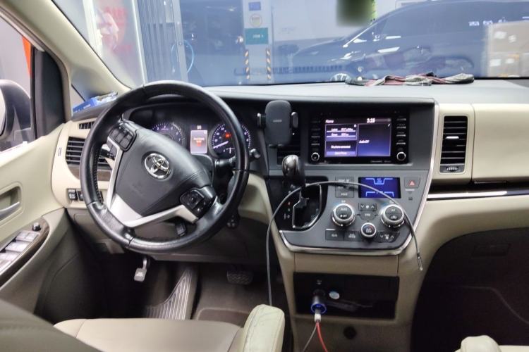 Used Toyota SIENNA 2019 3.5L Two-Wheel Drive LE Trim 7 Seats U.S. Specification Center Console