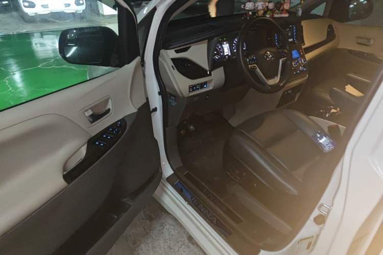 Used Toyota SIENNA 2019 3.5L Two-Wheel Drive XLE 7 Seats U.S. Specification Driver Seat