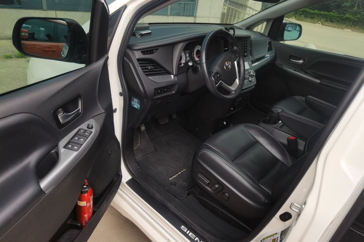 Used Toyota SIENNA 2019 3.5L Four-Wheel Drive SE Version 7-Seater – Canadian Edition Driver Seat