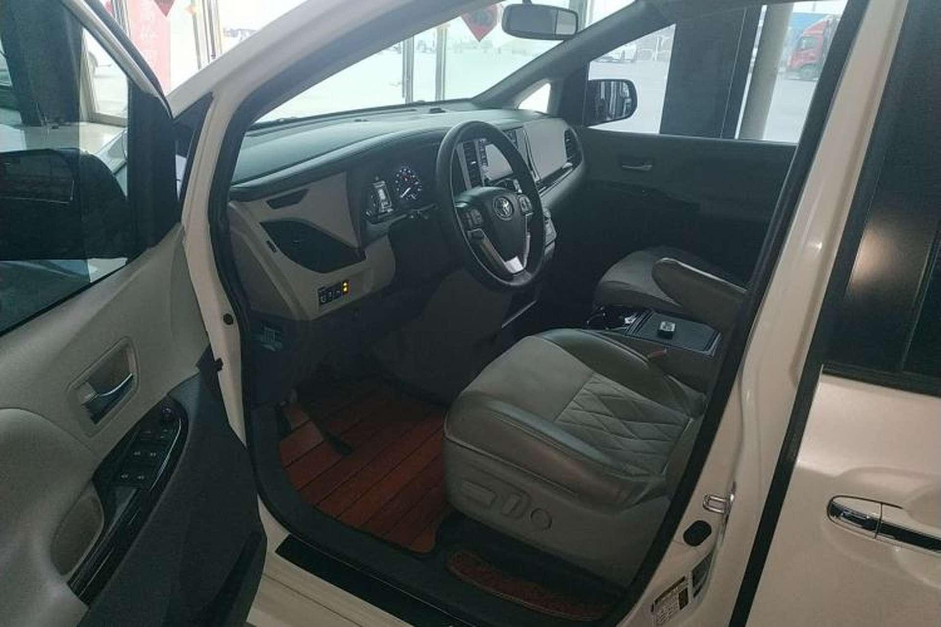 Used Toyota SIENNA 2019 3.5L Two-Wheel Drive LE Trim 7 Seats U.S. Specification Driver Seat