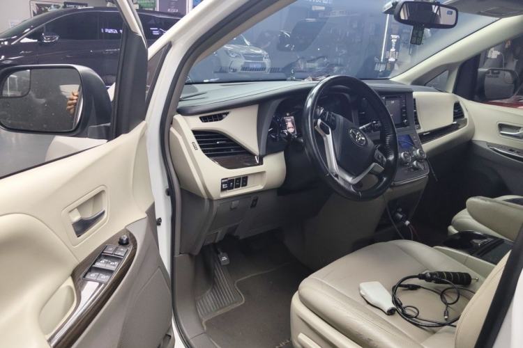 Used Toyota SIENNA 2019 3.5L Two-Wheel Drive LE Trim 7 Seats U.S. Specification Driver Seat