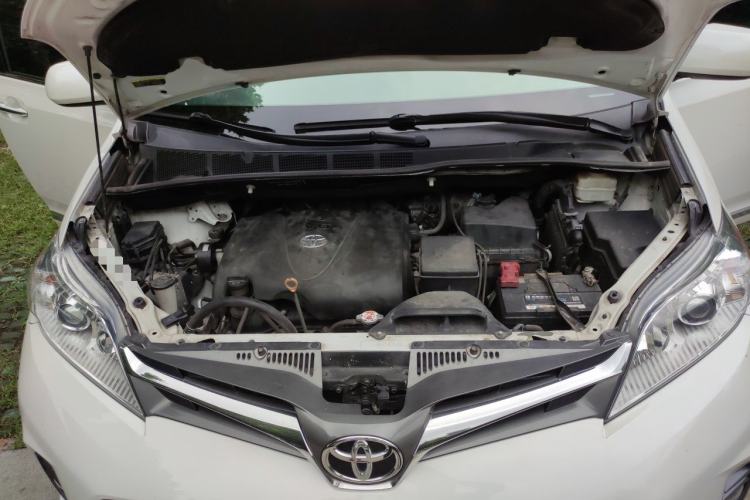 Used Toyota SIENNA  Engine Bay