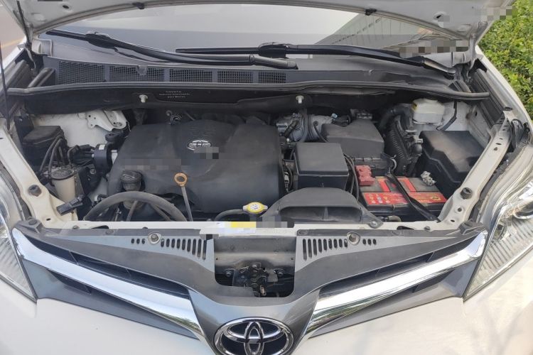 Used Toyota SIENNA  Engine Bay