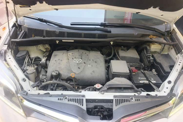 Used Toyota SIENNA  Engine Bay