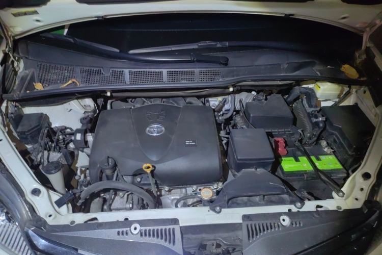 Used Toyota SIENNA  Engine Bay