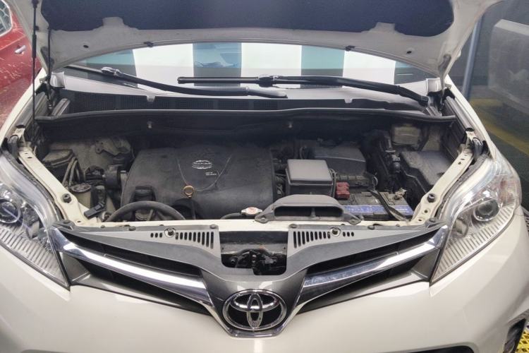 Used Toyota SIENNA 2019 3.5L Two-Wheel Drive LE Trim 7 Seats U.S. Specification Engine Bay
