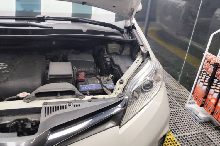 Used Toyota SIENNA 2019 3.5L Two-Wheel Drive LE Trim 7 Seats U.S. Specification Engine Bay Left
