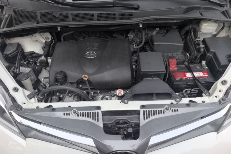Used Toyota SIENNA  Engine Bay