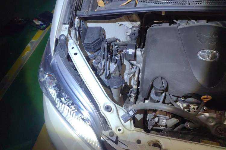 Used Toyota SIENNA  Engine Bay Right