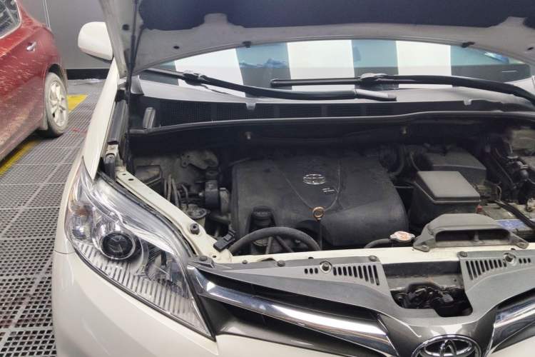 Used Toyota SIENNA 2019 3.5L Two-Wheel Drive LE Trim 7 Seats U.S. Specification Engine Bay Right