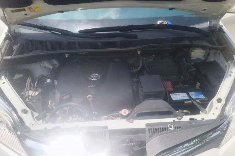 Used Toyota SIENNA  Engine Bay